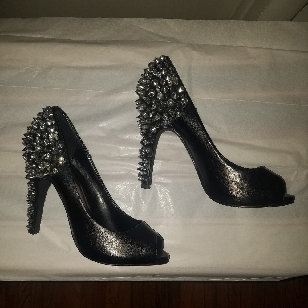 🔥STUDDED HEELS🔥